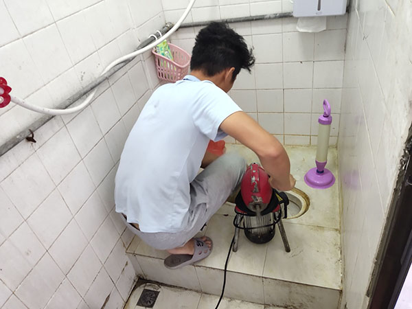 敦煌管道堵塞冒臭气 专业师傅现场解决问题