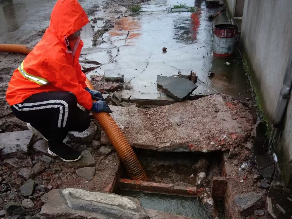 敦煌专业清理污水池 炜誉市政以规范流程守护城市 “肠道”