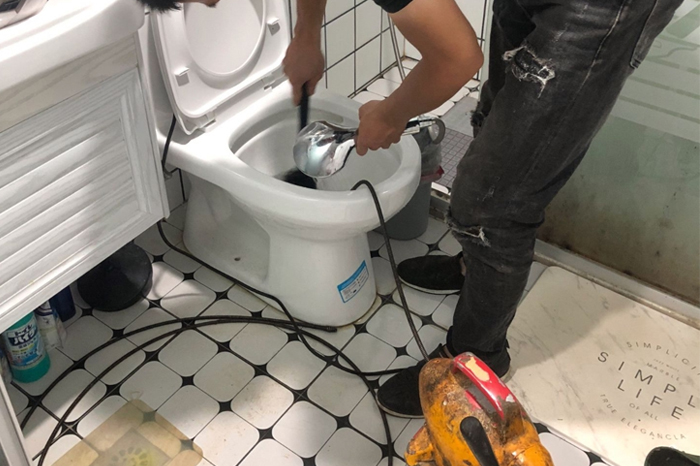 敦煌马桶堵塞自己疏通还是找师傅?专业上门服务让你省时更省心
